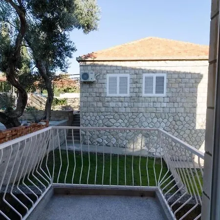 Boo - Two Bedroom With Two Balconies *